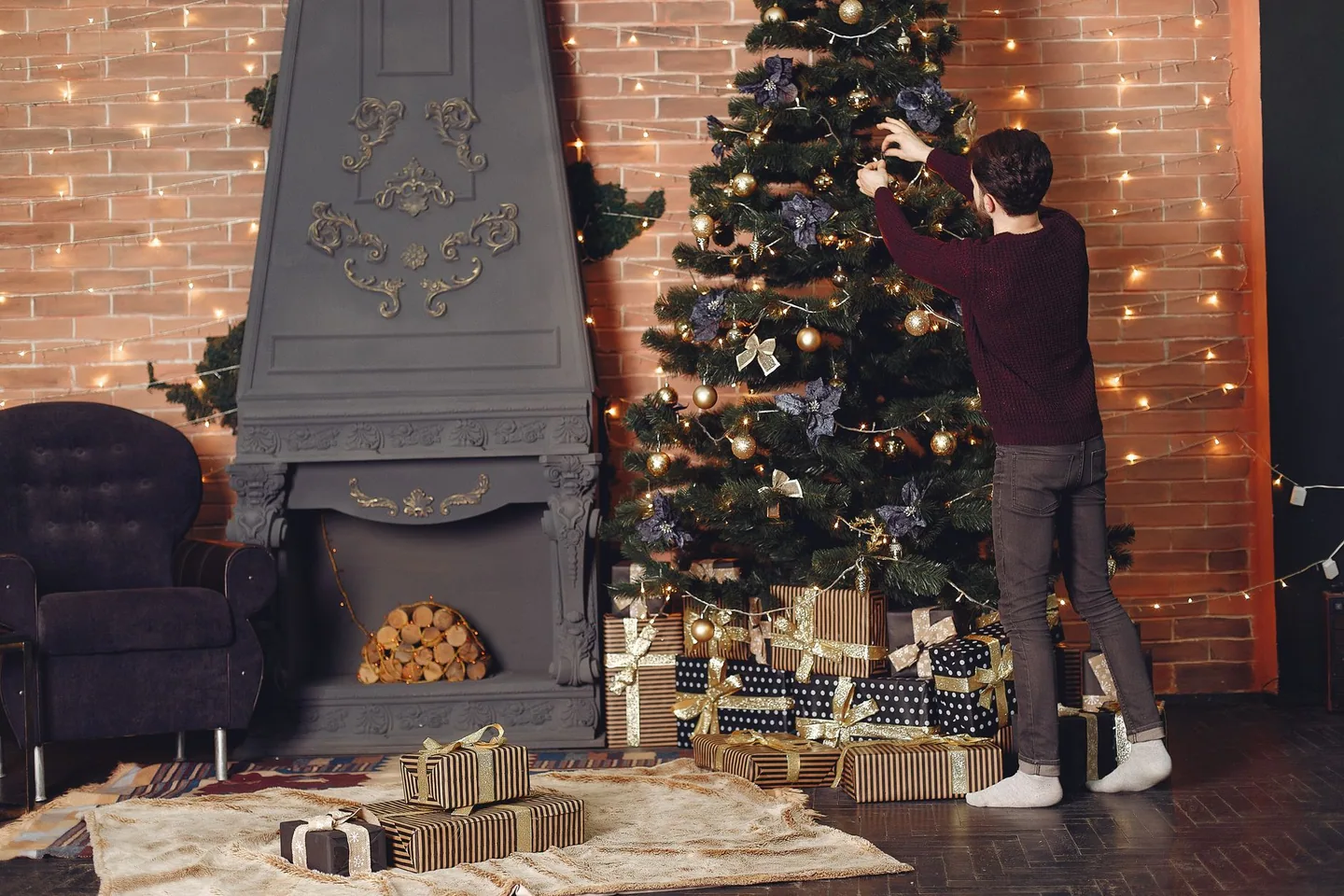 Salón cálido decorado para las fiestas