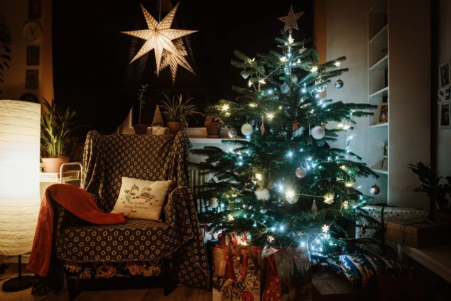 Salón navideño con árbol y textiles coordinados