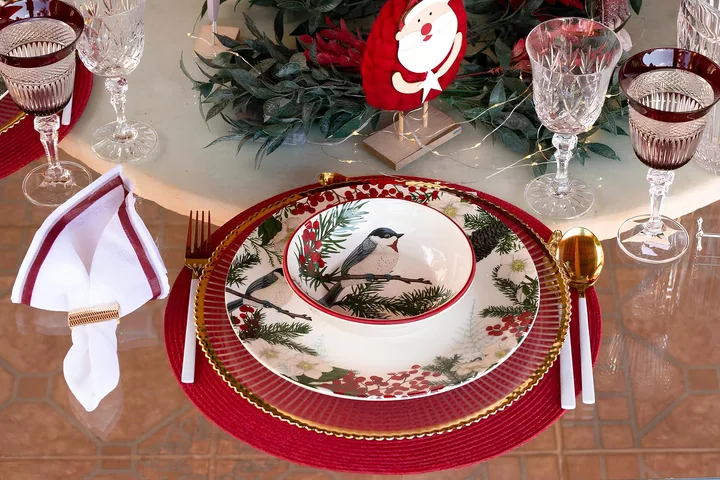 Mesa festiva clásica en tonos vino