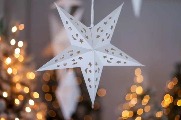 Decoración minimalista con estrellas de papel