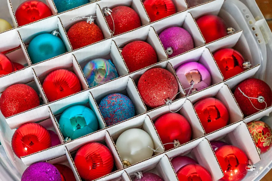 Cajas etiquetadas con adornos navideños protegidos