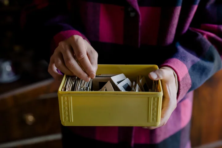 Manos clasificando adornos en cajas con separadores