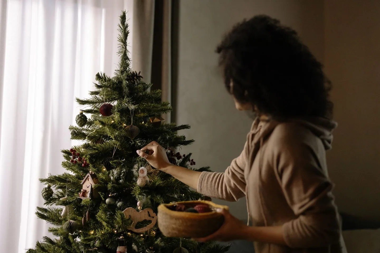 Decoradora preparando un salón para las fiestas
